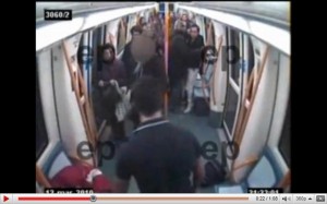 Agresión metro de madrid mirada policia