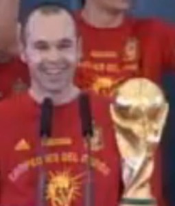 Iniesta y la copa durante la recepción del presidente Zapatero