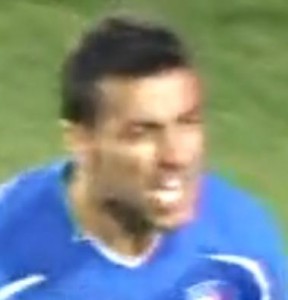 El jugador italiano Fabio Quagliarella tras anularle un gol en el partido Italia contra Eslovaquia 